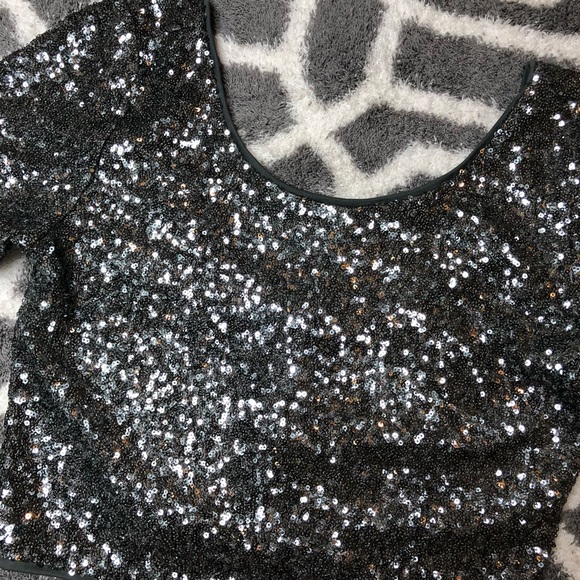 🔥Sequined Short Sleeve Crop Top F21 Size LARGE - Picture 2 of 6